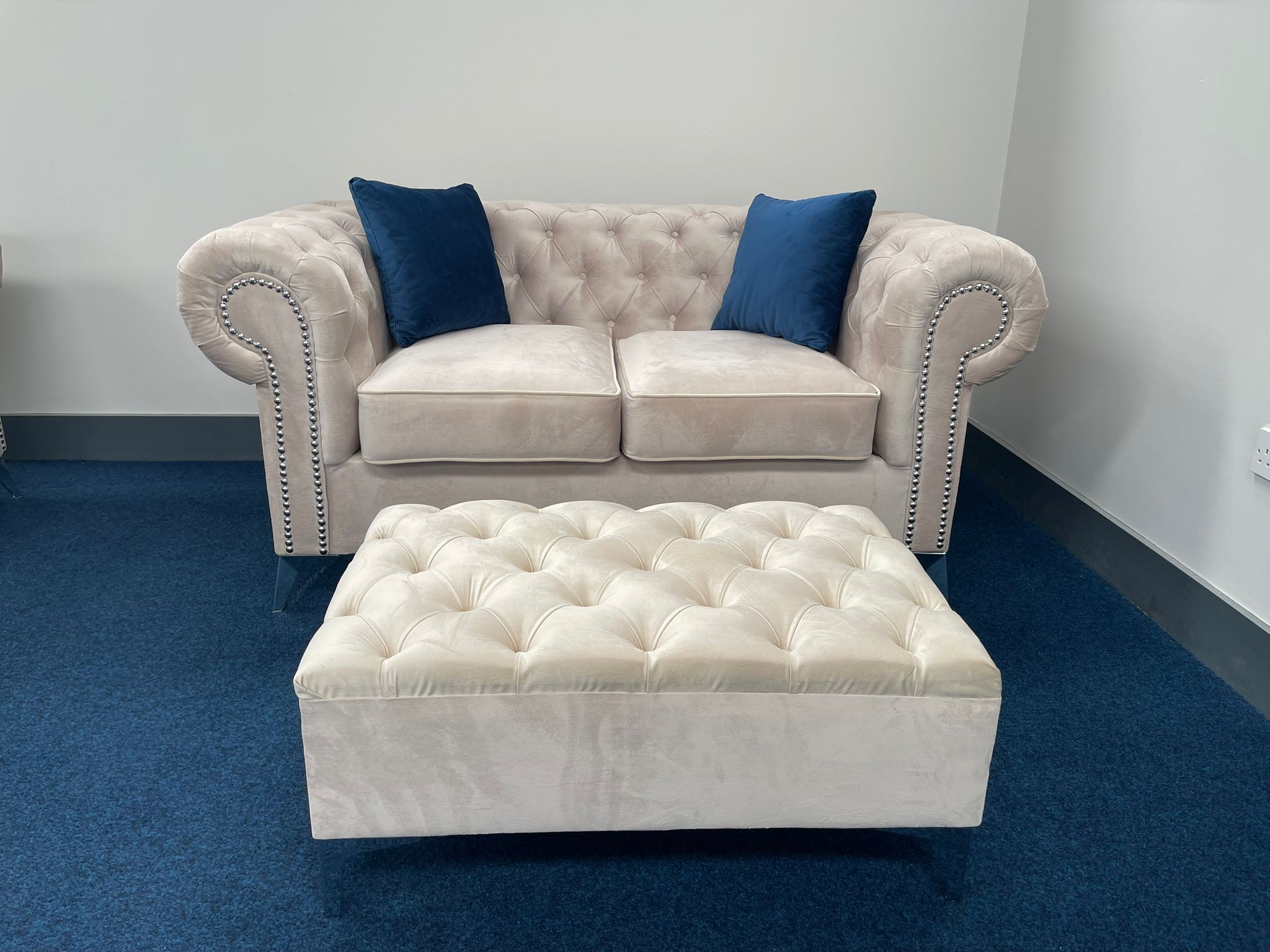 2 Seater Round Arms Chesterfield Sofa