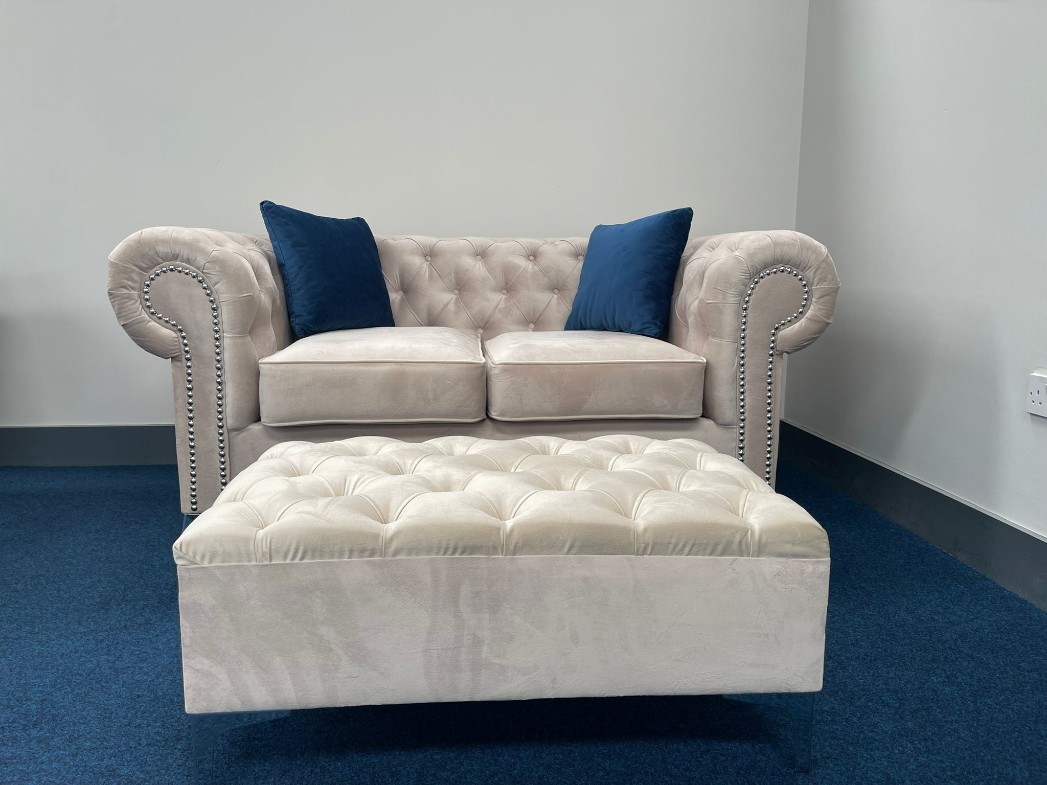 2 Seater Round Arms Chesterfield Sofa in Cream Plush Velvet