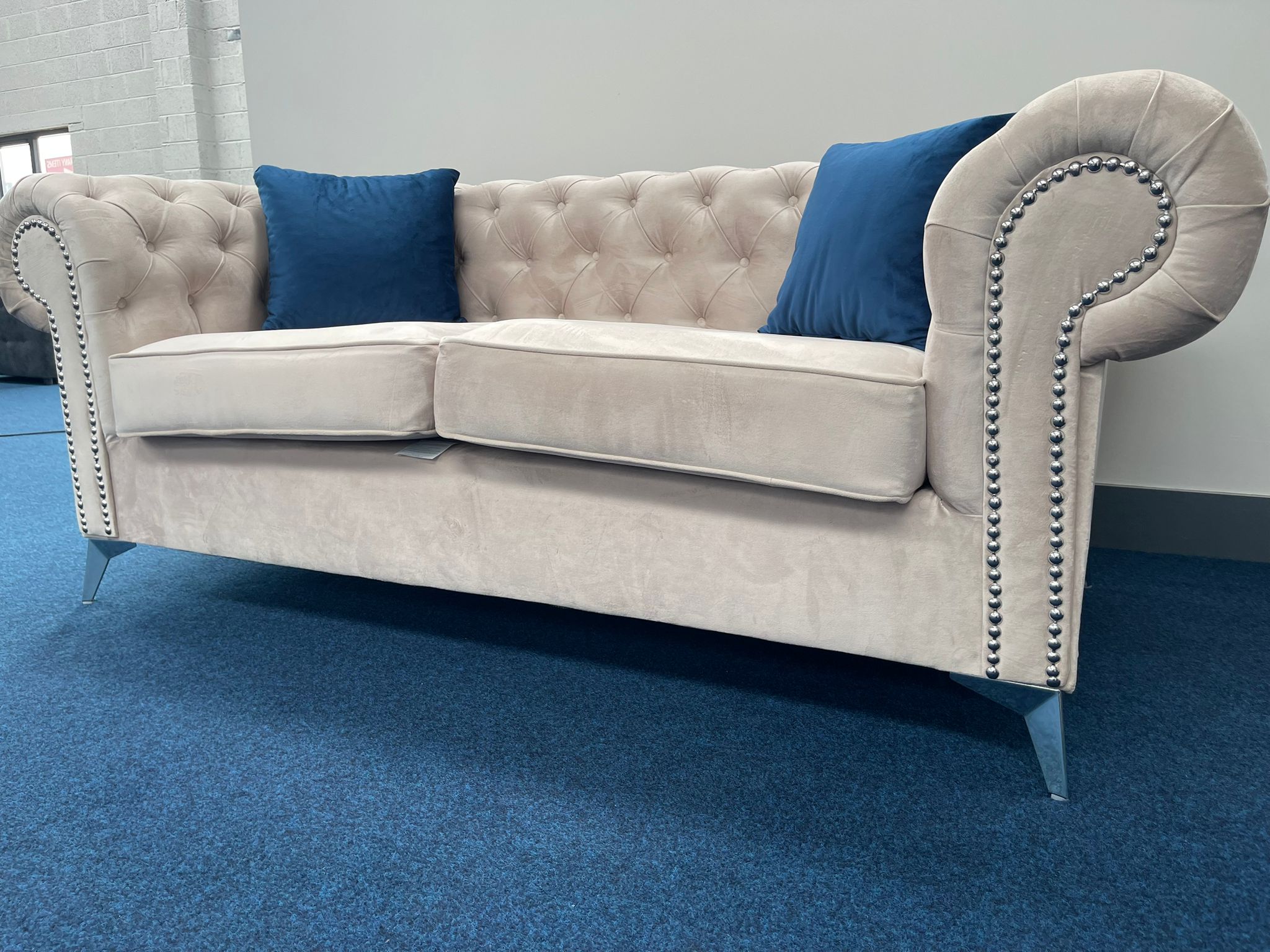 3 Seater Round Arms Chesterfield Sofa in Cream Plush Velvet